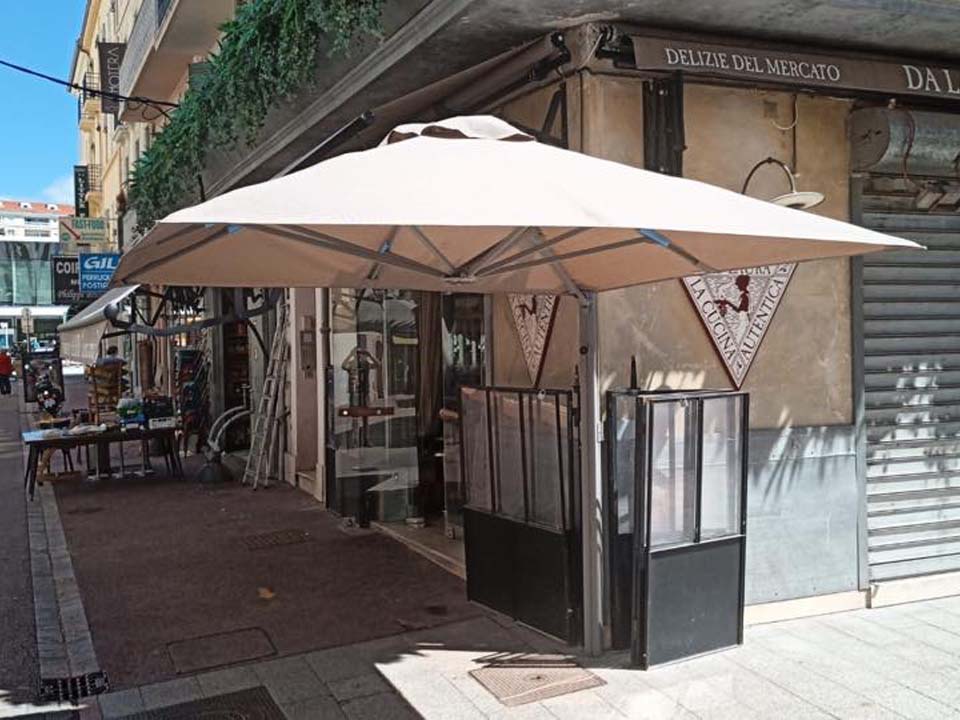Parasol ALL SEASONS P6 UNO Fixation angulaire entre deux stores au Ristorante Da Laura - Cannes