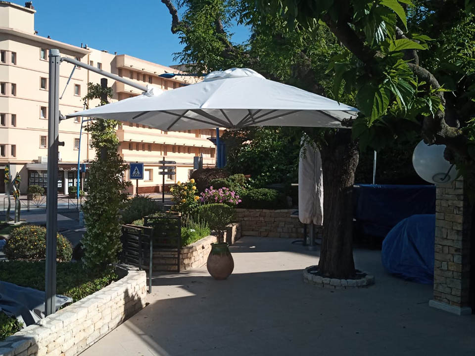 Parasol ALL SEASONS P6 UNO sur la Terrasse du Restaurant Le Néapolis - Mandelieu-La Napoule