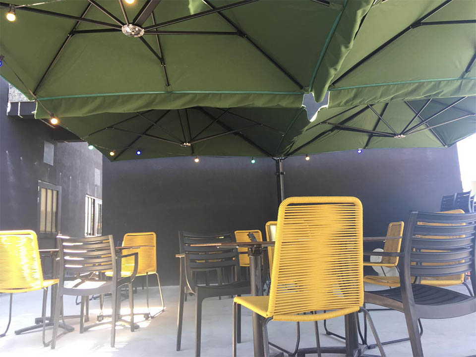 Parasols ALL SEASONS P6 QUATTRO avec gouttières toiles couleur Green Olive sur la Terrasse du Restaurant L'Atelier CC Les Halles du Lez - Montpellier
