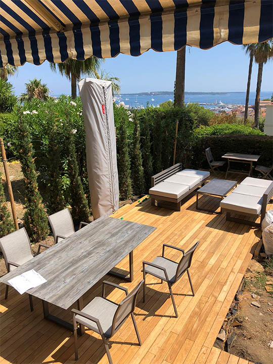 Table avec chaises, Salon de Jardin sur la Terrasse d'une Villa - Cannes