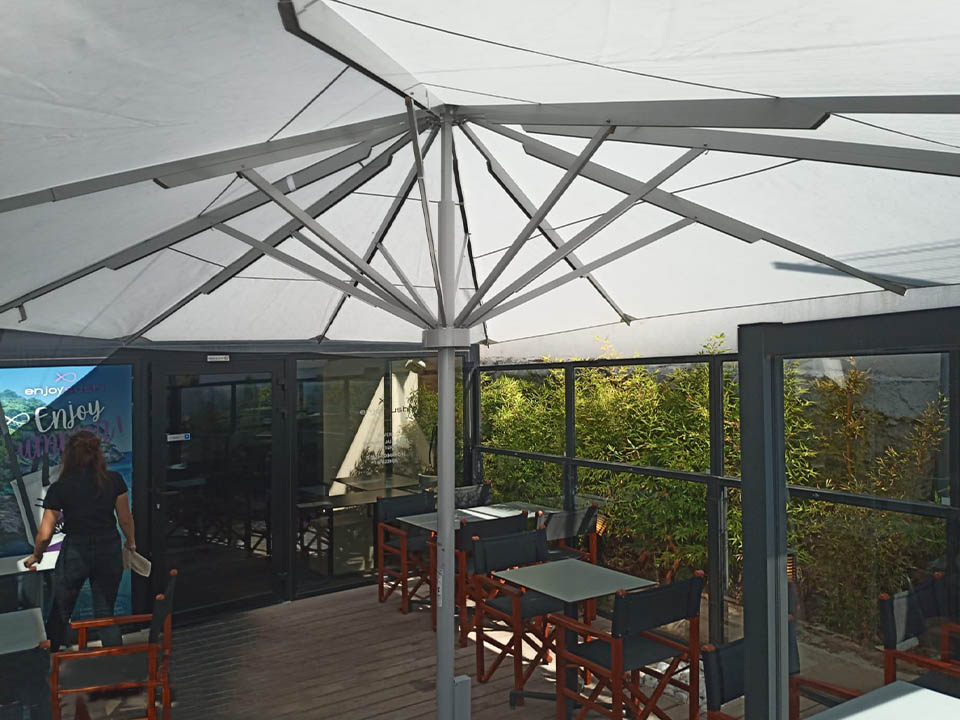 Parasol Professionnel Glatz sur la Terrasse du Restaurant Enjoy Sushi - Sausset-les-Pins