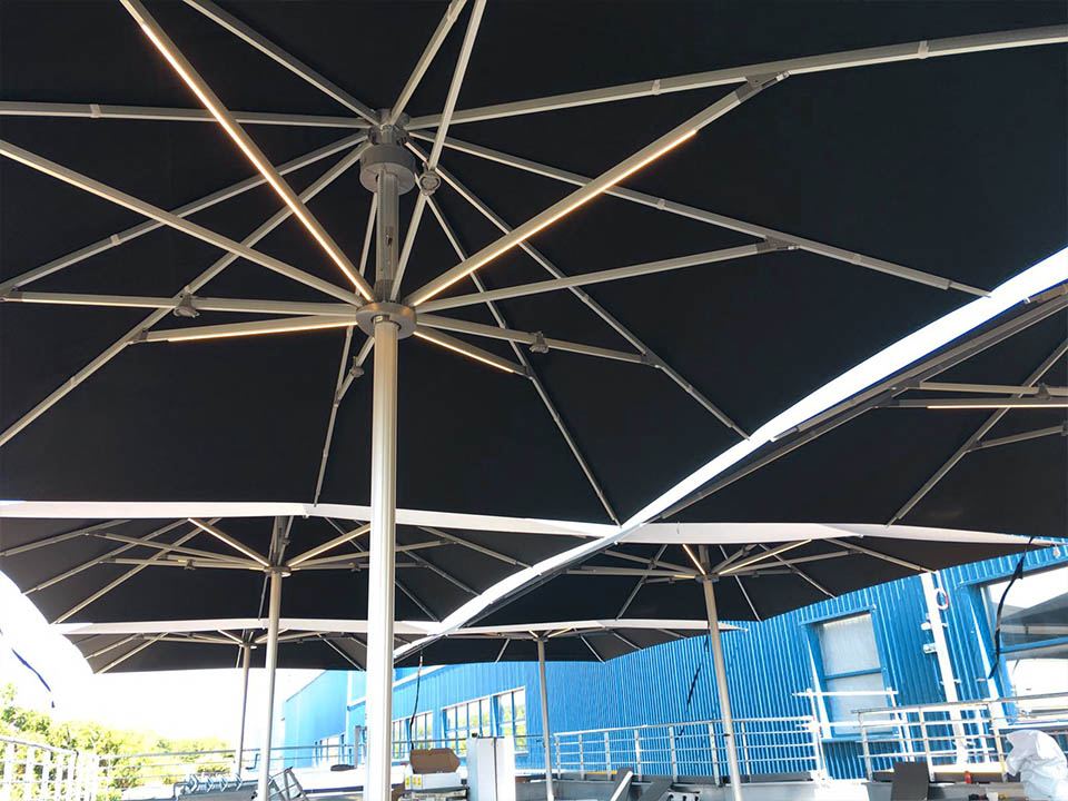 Couverture de la terrasse d'une grande enseigne de mobilier par des Parasols Professionnels Glatz 6 x 5 m - Montpellier