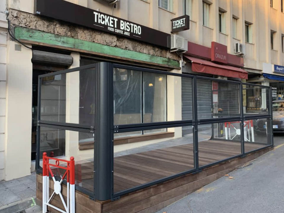 Pare-Vent rabattables TAORMINA sur la Terrasse du Restaurant le Ticket Bistro - Saint-Raphaël