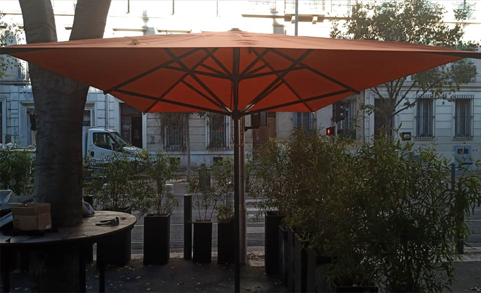Parasol Supremo de CARAVITA sur la Terrasse du Restaurant Voilà Vé - Marseille