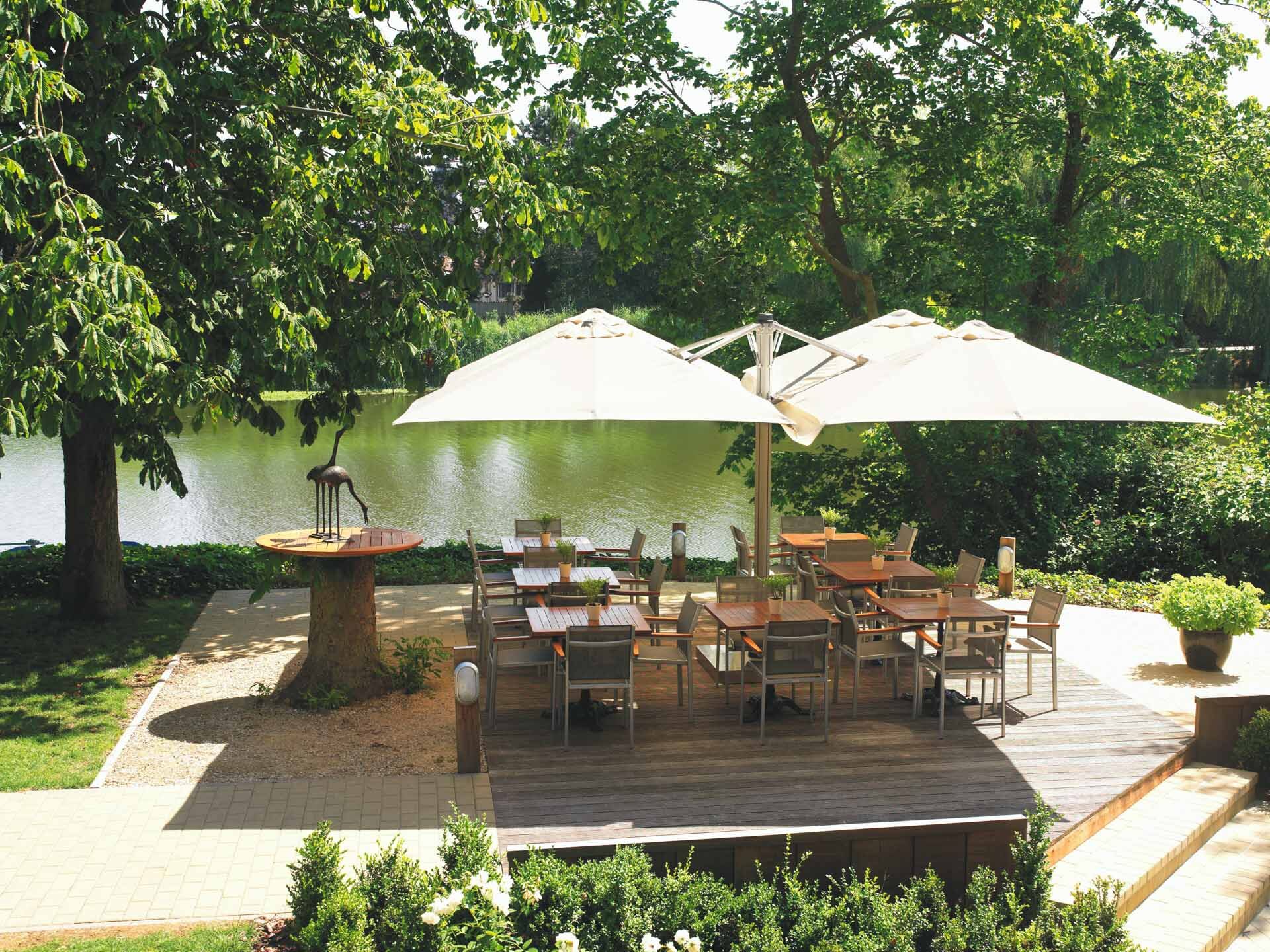 Grand parasol terrasse : Comment optimiser votre espace extérieur ?