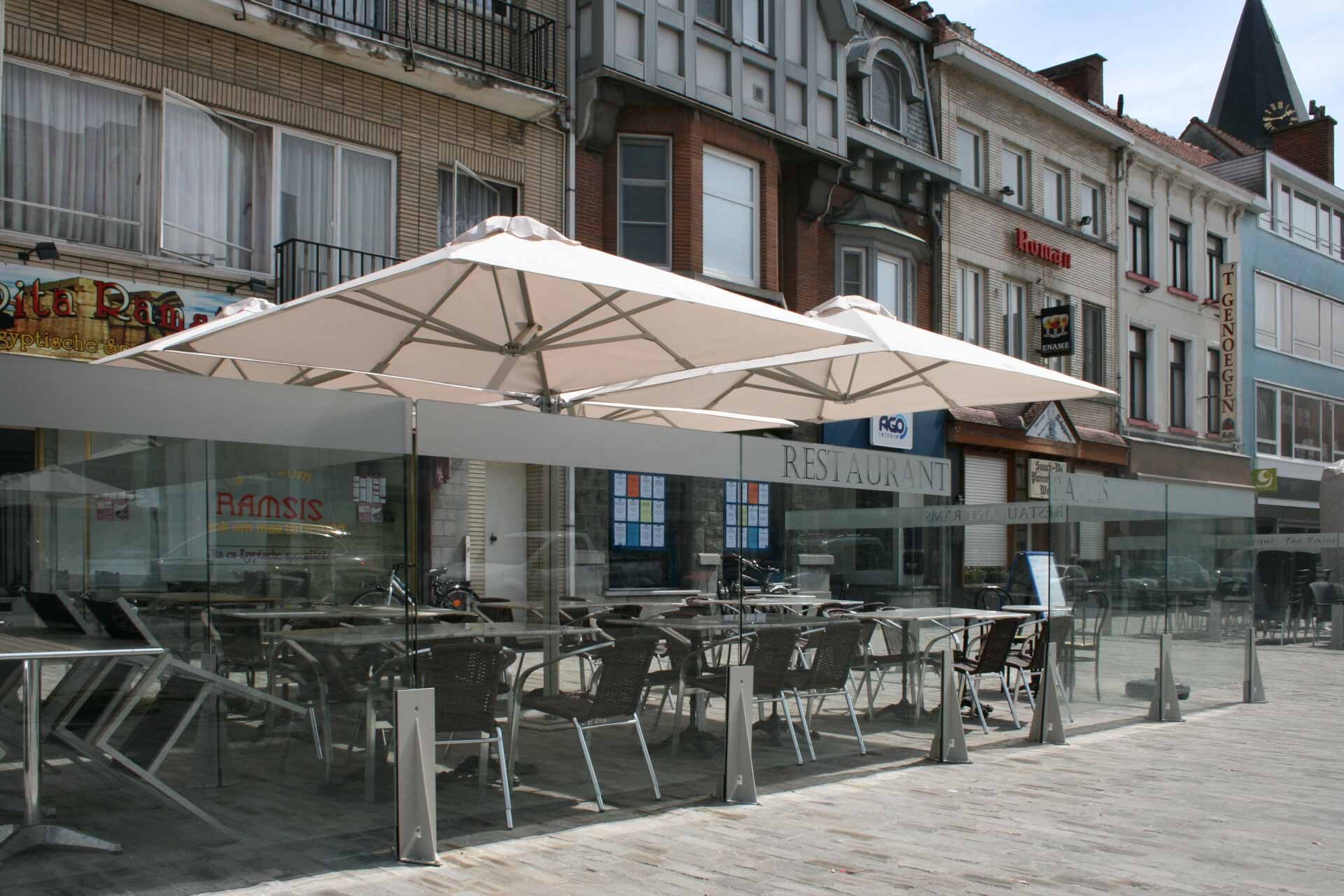 Parasol déporté 4x3 professionnel : Un must-have pour les grandes terrasses
