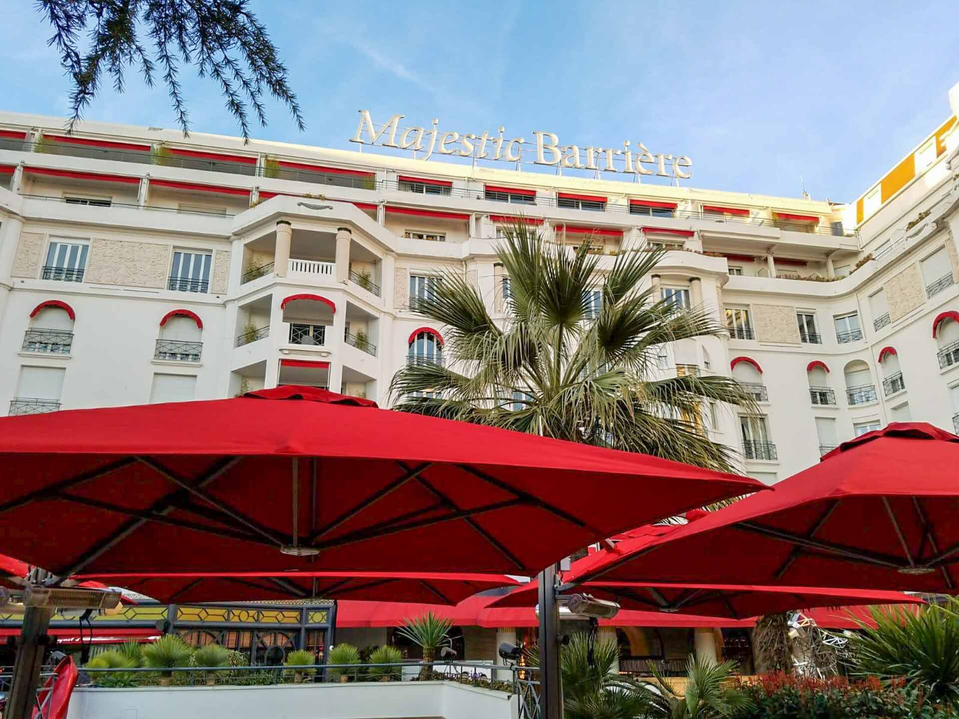 Parasol de terrasse professionnel : Guide des modèles adaptés aux CHR