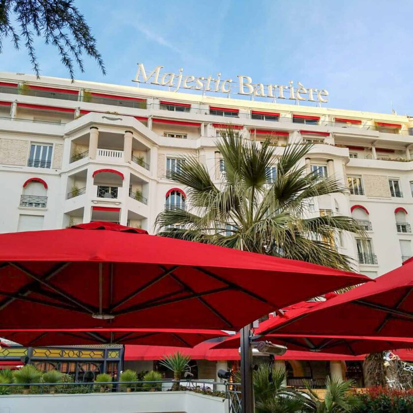 Parasol de terrasse professionnel : Guide des modèles adaptés aux CHR