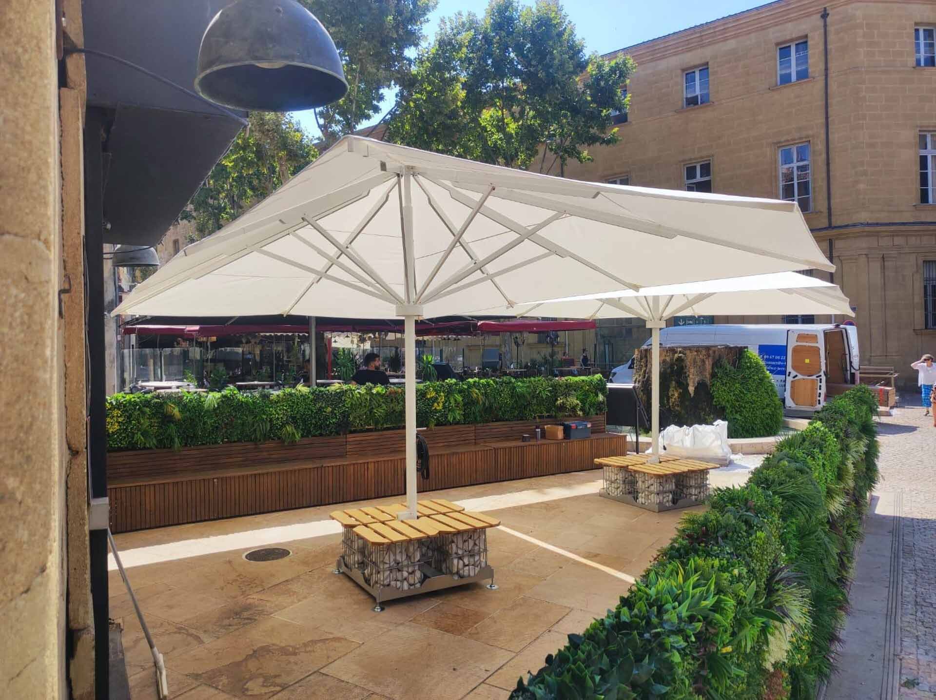 Grand parasol pour terrasse : Quels modèles privilégier ?