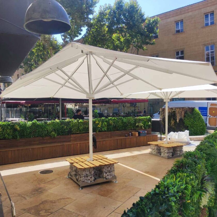 Grand parasol pour terrasse : Quels modèles privilégier ?