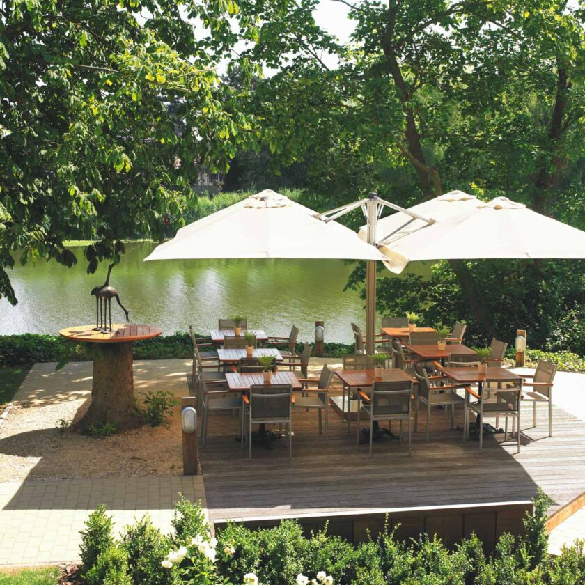 Grand parasol terrasse : Comment optimiser votre espace extérieur ?