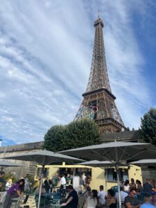 Notre réalisation : Un parasol Professionnel installé sur une terrasse parisienne, juste en dessous de la tour Eifel