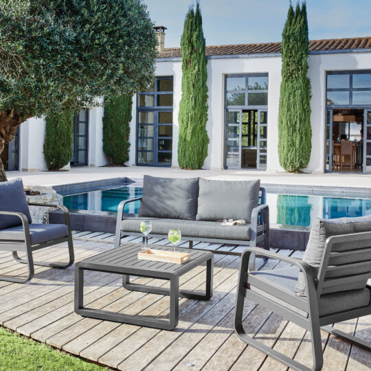 Présentation du produit sur une terrasse d'un hotel prestigieux