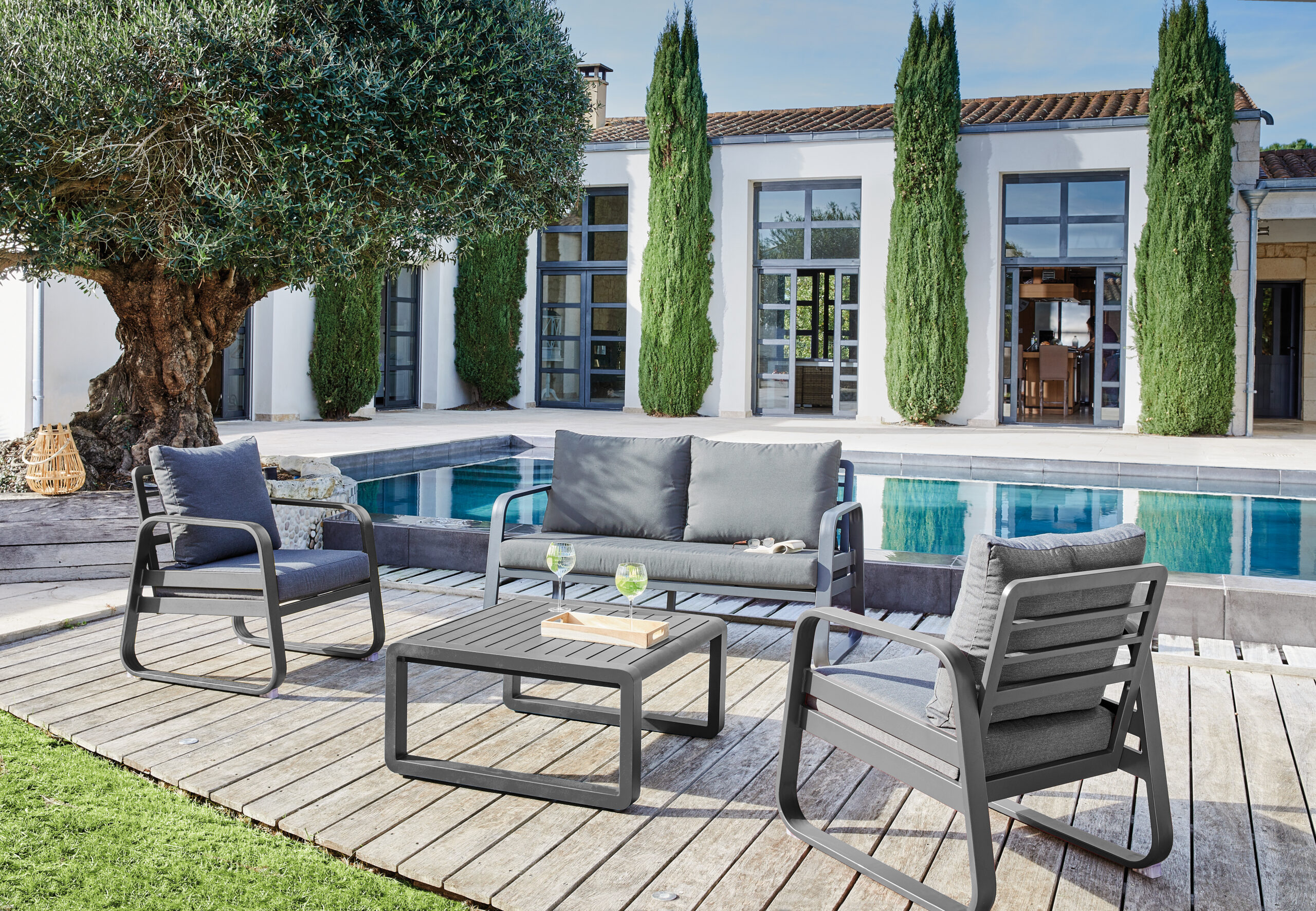 Présentation du produit sur une terrasse d'un hotel prestigieux