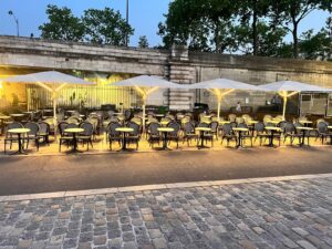 Parasol Professionnel GLatz sur une terrasse de restaurant Marseillaise