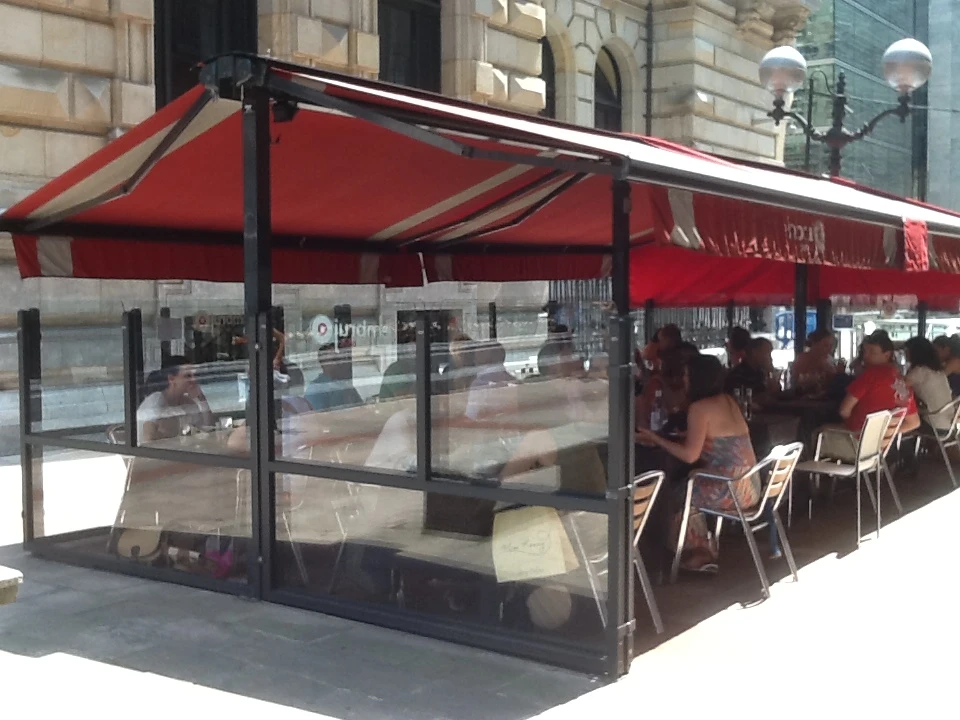 Claustra ELEGANCE ROMA – Séparateur de terrasse télescopique pour CHR restaurant, hôtel, cafés et terrasses